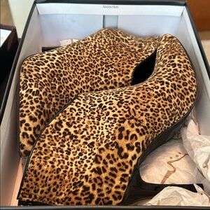 Carlos by Carlos Santana leopard booty 
patent leather heel 
zip back
Size 9 1/2